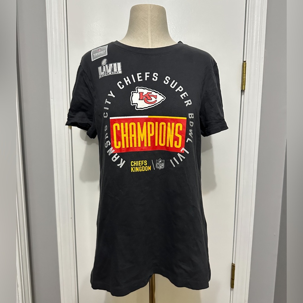Women’s Medium Kansas City Chiefs Champions Hoodie and Shirt bundle LVII